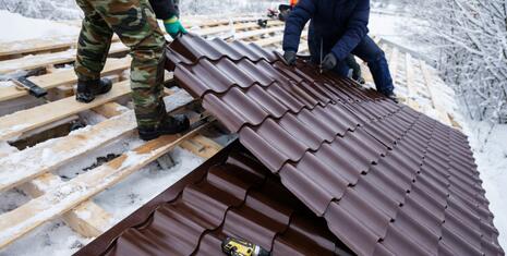 Металочерепица или профнастил: что выбрать для частного дома?